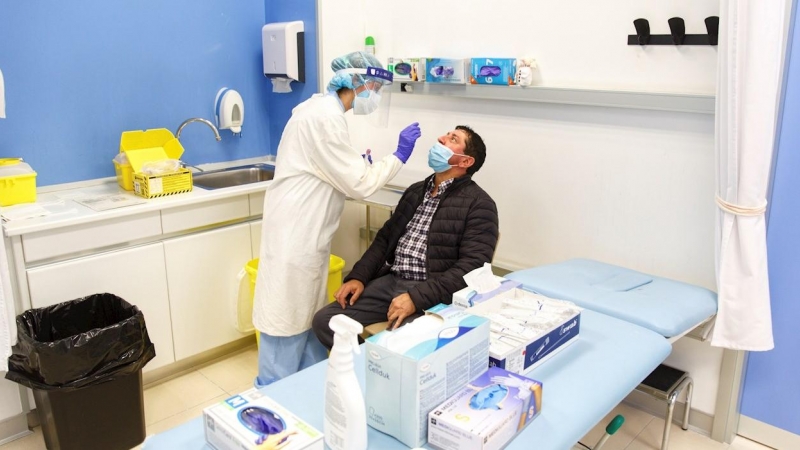 El servicio vasco de salud Osakidetza ha comenzado a efectuar pruebas masivas de PCR a la población de entre 17 y 60 años del barrio vitoriano de Sansomendi. - EFE