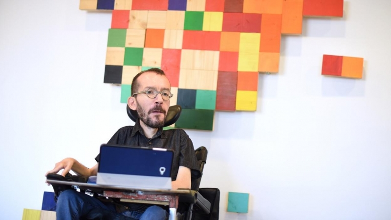 El portavoz de Unidas Podemos en el Congreso de los Diputados, Pablo Echenique, en la zona de despachos de su grupo, en la Cámara Baja. Entrevista con Público. FERNANDO SÁNCHEZ