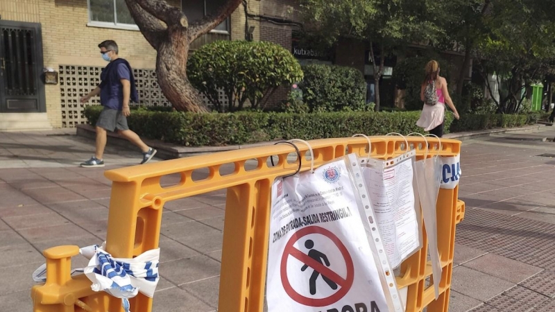 Una valla demarcadora con información en el exterior del Centro Reyes Católicos del área sanitaria de San Sebastián de los Reyes. /EFE