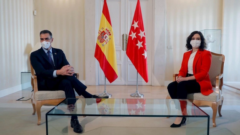 Fotografía de archivo de la reunión que mantuvieron la presidenta de la Comunidad de Madrid, Isabel Díaz Ayuso, y el presidente del Gobierno, Pedro Sánchez. - EFE
