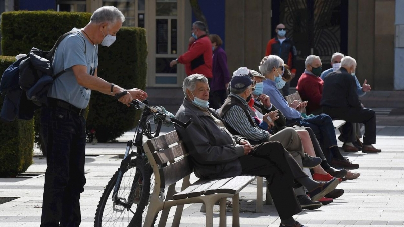 Varias personas descansan en un banco protegidos con mascarilla durante la segunda jornada en la capital leonesa por el confinamiento perimetral provocado por la Covid-19. Castilla y León ha anotado este jueves 775 positivos por PCR y de antígenos, con 16