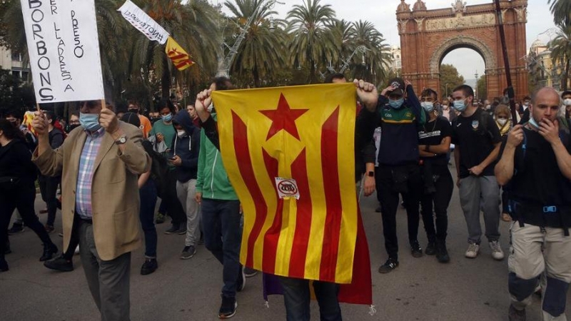 Manifestantes convocados por los CDR, parten de las inmediaciones del Arc de Triunf de Barcelona, para protestar por la visita del rey Felipe VI y del presidente del Gobierno, Pedro Sánchez a Barcelona.EFE/ Quique García
