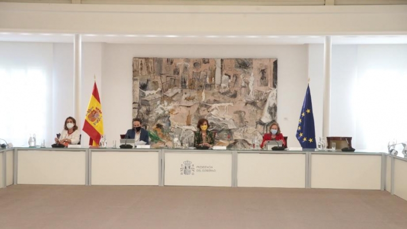 Los cuatro vicepresidentes del Gobierno, en el Consejo de Ministros extraordinario de este viernes, que ha aprobado la declaración del estado de alarma en Madrid. Pool Moncloa/JM Cuadrado