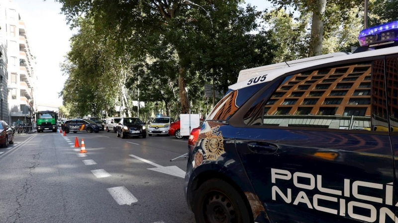 Control policial en la calle Recoletos en Madrid, este lunes. EFE/ Zipi