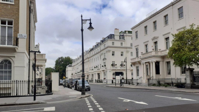 Cruce de Eaton Square con la calle Upper Belgrave Street en cuya acera de la derecha está el número 8 en donde Corinna escogió un piso de 6 millones de euros para el rey Juan Carlos I en 2011.