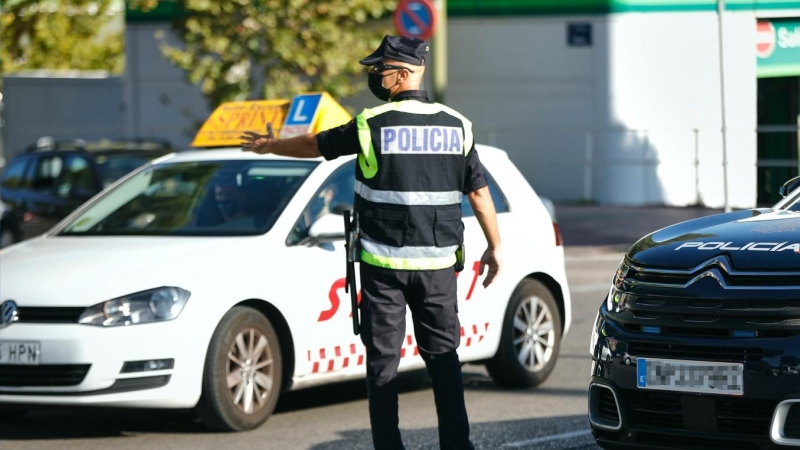 Un agente de la Policía Nacional realiza un control policial debido a las restricciones de movilidad en Madrid. /Europa Press /Jesús Hellín