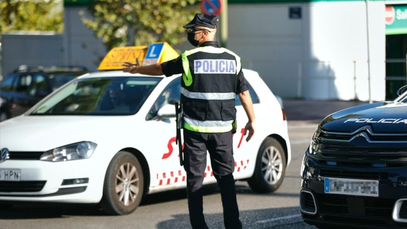 Un agente de la Policía Nacional realiza un control policial debido a las restricciones de movilidad en Madrid. /Europa Press /Jesús Hellín