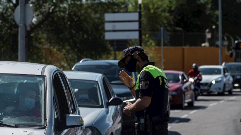 Policías locales montan un control en la localidad madrileña de Alcalá de Henares, en una imagen de archivo. / EFE - Fernando Villar