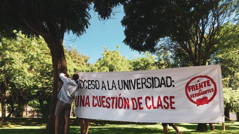 Cartel colgado por el Frente de Estudiantes.
