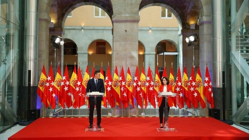 El presidente del Gobierno, Pedro Sánchez, y la presidenta de la comunidad de Madrid, Isabel Díaz Ayuso, durante la reunión que mantuvieron para abordar la pandemia en la región.