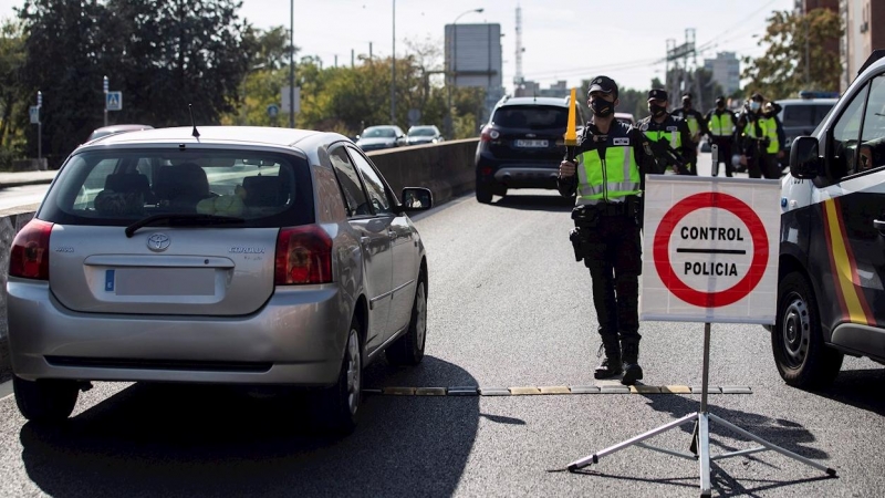 Agentes de la Policía Nacional en un control en la Nacional V este viernes. - EFE