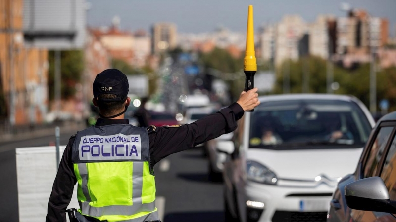 Agentes de la Policía Nacional en un control en una de las salidas de Madrid. - EFE