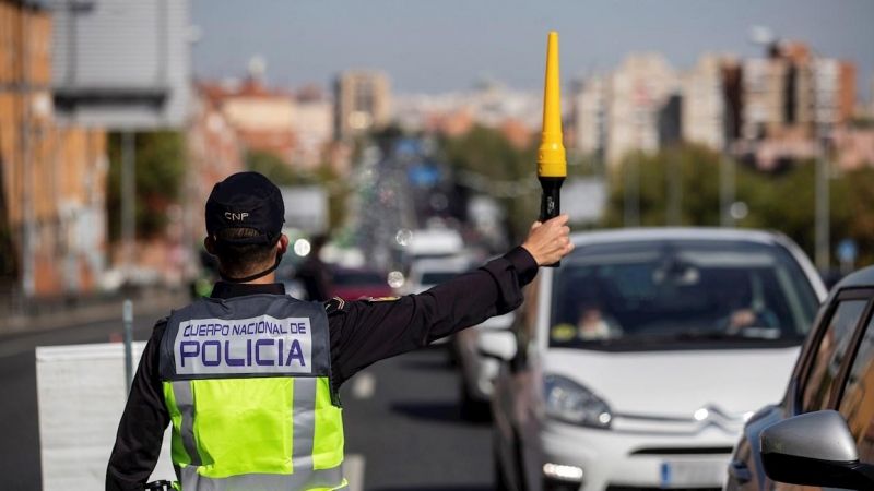 Agentes de la Policía Nacional en un control en una de las salidas de Madrid. - EFE