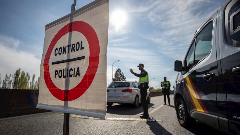 Agentes de la Policía Nacional en un control . - EFE