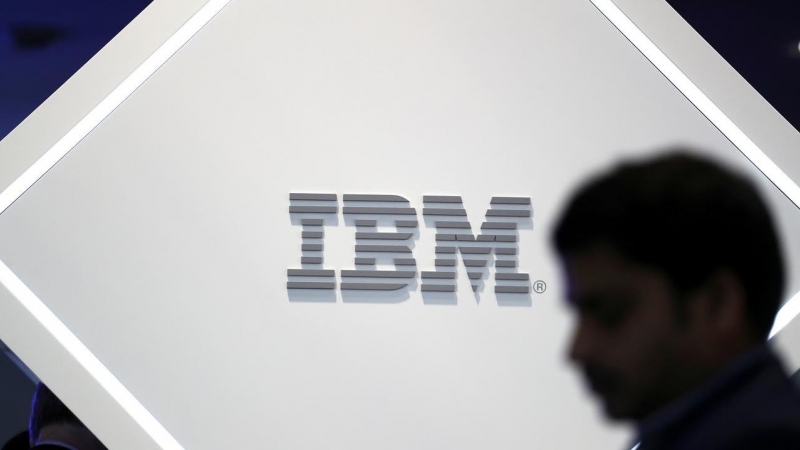 Un hombre parado cerca de un logo de IBM en el Mobile World Congress en Barcelona, en febrero de 2019. REUTERS/Sergio Perez