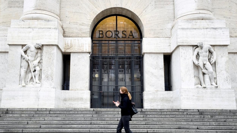 Una mujer pasa frente al edificio de la Bolsa de Milán. REUTERS/Flavio Lo Scalzo
