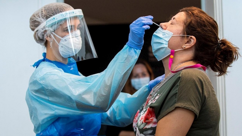 Personal sanitario realiza una prueba PCR en Palma. - EFE