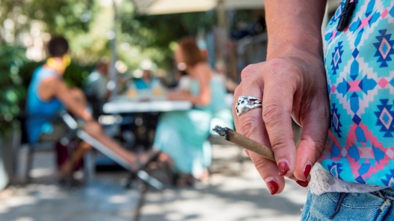 Una persona fuma cerca de una terraza. (EFE | ARCHIVO)