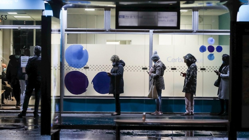 Varias personas esperan su turno en la puerta de un laboratorio de París para someterse a una prueba de coronavirus. EFE/EPA/MOHAMMED BADRA