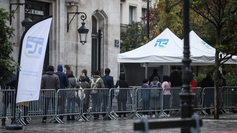 Decenas de personas esperan su turno en una calle de París para someterse a una prueba de covid-19. EFE/EPA/MOHAMMED BADRA