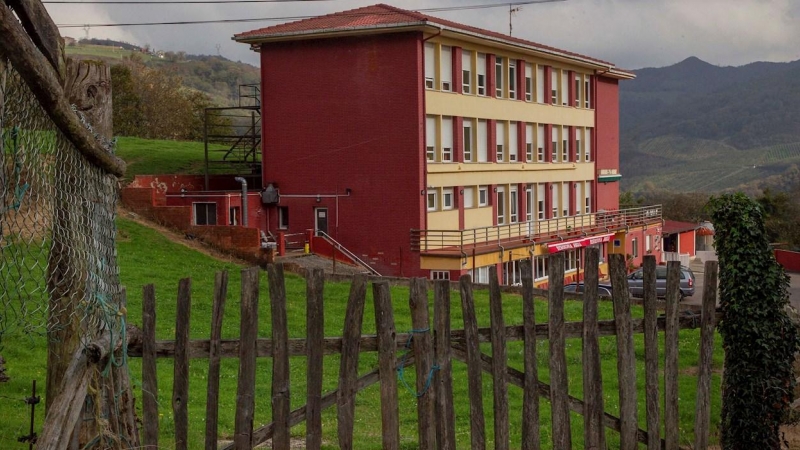 Vista de la residencia Abuli de Mieres (Asturias), en la que se han contagiado 25 de sus 30 usuarios, y donde la Consejería de Salud ha declarado la alerta naranja por la aparición de varios brotes. - EFE