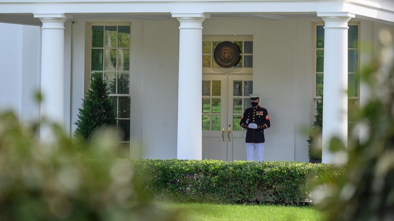 Un miembro de la Marina monta guardia junto al Ala Oeste de la Casa Blanca. - EFE