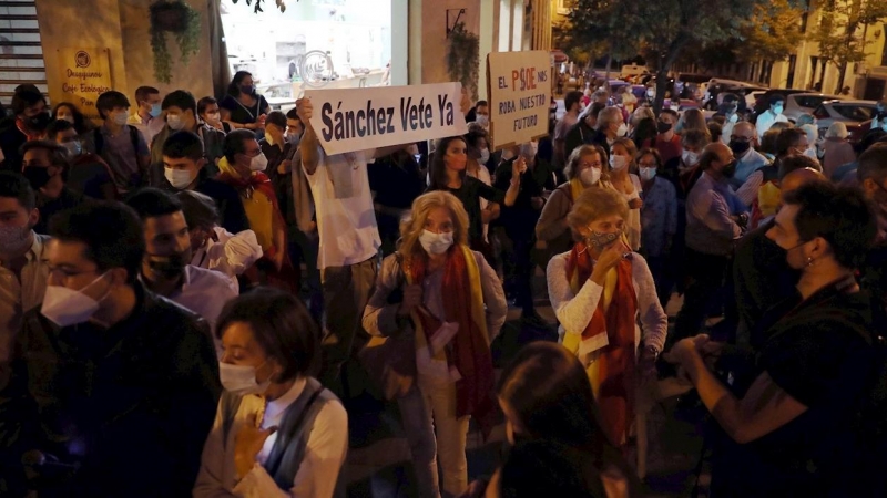 Decenas de madrileños participan este viernes, frente a la sede del PSOE en la madrileña calle Ferraz, en una concentración contra el Gobierno. - EFE