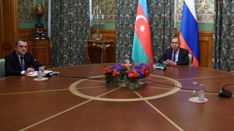 Los ministros de Exteriores de Rusia, Azerbayian y Armenia, tras las negociaciones de Moscú. EFE.