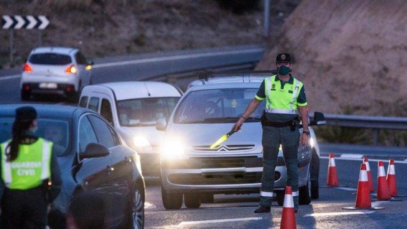 Agentes de Guardia Civil realizan un control en la carretera A-4, en Madrid / EP