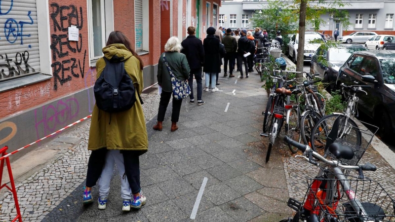 Una cola de residentes en Berlin aguarda su turno para asistir al centro médico.- REUTERS