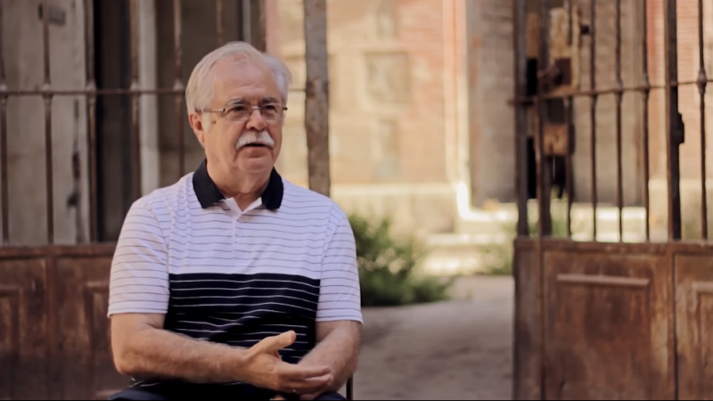 El historiador Antonio Martínez Ovejero en el interior de la antigua prisión de Murcia. Imagen del documental ‘La Cárcel Vieja habla. Presos de la memoria’.