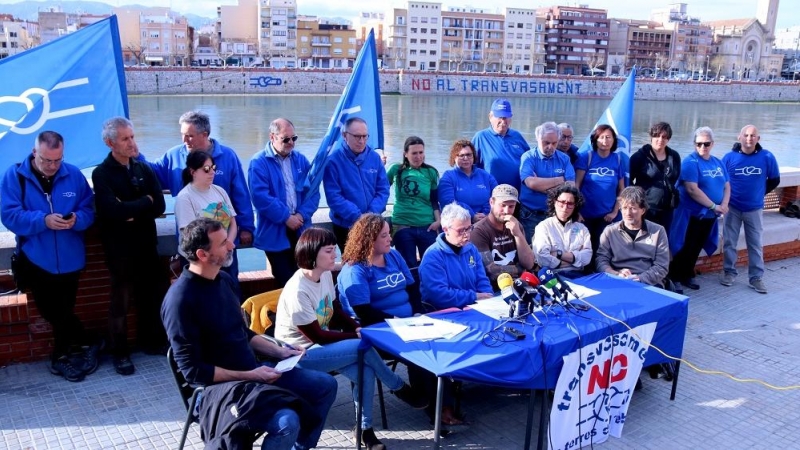 Rueda de prensa de la PDE frente al río Ebro con el característico azul del movimiento. ANC.