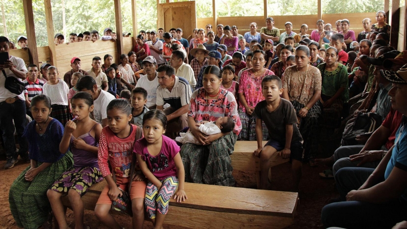 Asamblea de una comunidad maya q'eqchi', afectada por diferentes megaproyectos en la región de Alta Verapaz, en Guatemala.