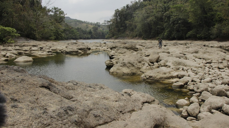Aspecto del Río Cahabón, en la región de Alta Verapaz en Guatemala, muy seco por los efectos de las hidroeléctricas en las que participa la empresa de Florentino Pérez.
