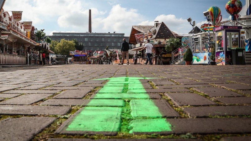 Una flecha en el suelo indica la dirección a seguir según el protocolo anti-Covid en un parque de atracciones de Bremen (Alemania). EFE/EPA/FOCKE STRANGMANN