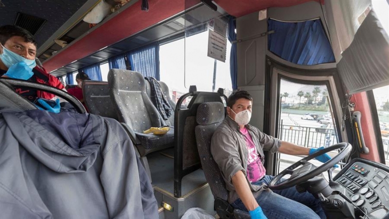 El conductor de un autobús de trabajadores agrícolas en Lorca, Murcia / EFE