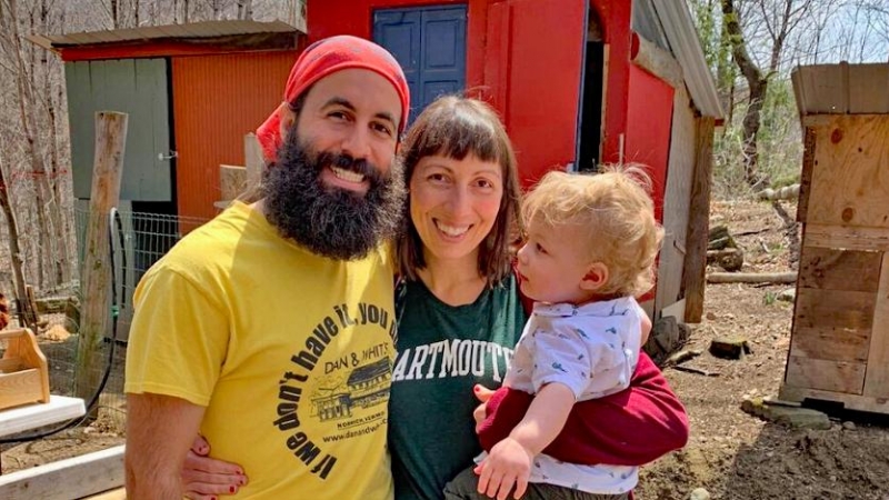 El comunista Christopher Helali, junto a su mujer y su hijo, en su granja de Vermont.