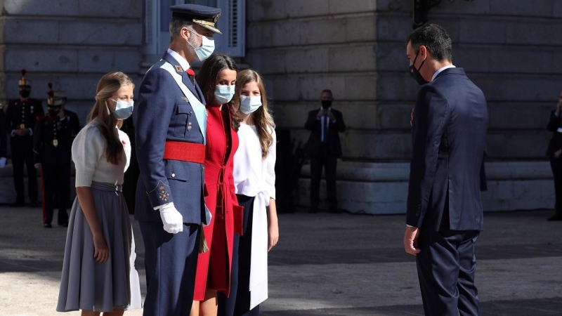 Los reyes Felipe y Letizia saludan al presidente del Gobierno, Pedro Sánchez (d), ante la princesa Leonor (i) y la infanta Sofía (c) durante el acto organizado con motivo del Día de la Fiesta Nacional, en Madrid. EFE/Kiko Huesca/POOL