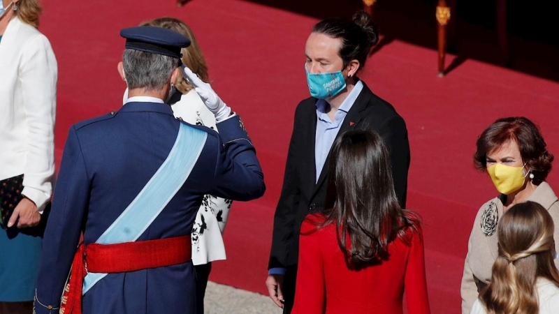 El rey Felipe saluda al vicepresidente segundo del Gobierno, Pablo Iglesias, ante la reina Letizia y la vicepresidenta, Carmen Calvo (d) durante el acto organizado con motivo del Día de la Fiesta Nacional, en Madrid. EFE/Juan Carlos Hidalgo