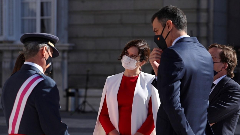 El presidente del Gobierno, Pedro Sánchez (d) junto a la presidenta de la COmunidad de Madrid, Isabel Díaz Ayuso (c) y el alcalde de Madrid, José Luis Martínez Almeida, durante el acto organizado con motivo del Día de la Fiesta Nacional, en Madrid. EFE/Ki