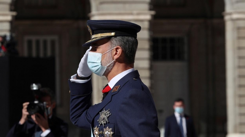 El rey Felipe saluda durante el acto organizado con motivo del Día de la Fiesta Nacional, en Madrid. EFE/Kiko Huesca/POOL