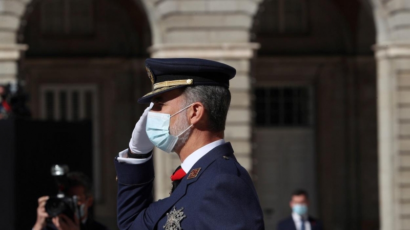El rey Felipe saluda durante el acto organizado con motivo del Día de la Fiesta Nacional, en Madrid. EFE/Kiko Huesca/POOL