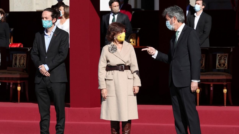 Los vicepresidentes del Gobierno, Pablo Iglesias (i) y Carmen Calvo (c), junto al presidente del Consejo General del Poder Judicial, Carlos Lesmes, durante el acto organizado con motivo del Día de la Fiesta Nacional, en Madrid. EFE/Kiko Huesca/POOL