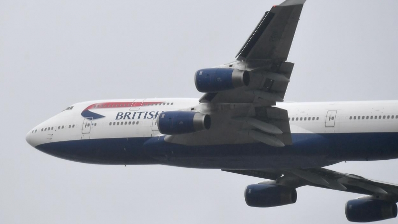 Un aparato Boeing 747 de British Airways sobrevuelta el aeropuerto londinense de Heathrow. REUTERS/Toby Melville