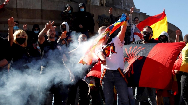 Grupos de extrema derecha se han unido a una ofrenda floral convocada por Vox junto al monumento a Cristóbal Colón, en Barcelona, con motivo del Día de la Hispanidad, hoy lunes en la Plaza Colón. EFE/Toni Albir