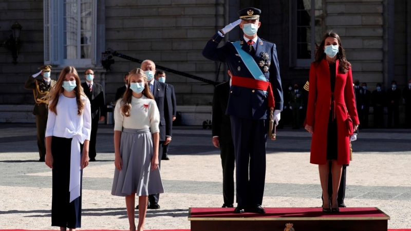 El rey Felipe VI, la reina Letizia, la princesa Leonor y la infanta Sofía asisten al desfile para conmemorar el Día Nacional de España en el Palacio Real en Madrid. Kiko Huesca / Pool via REUTERS