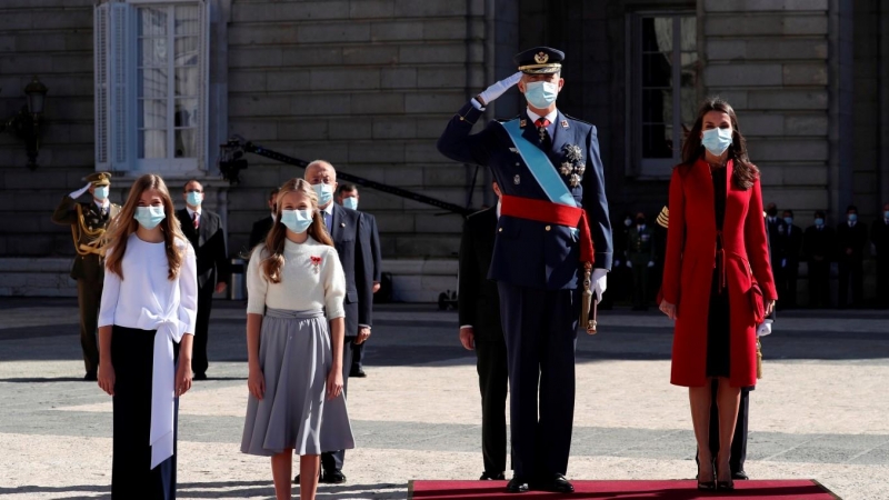 El rey Felipe VI, la reina Letizia, la princesa Leonor y la infanta Sofía asisten al desfile para conmemorar el Día Nacional de España en el Palacio Real en Madrid. Kiko Huesca / Pool via REUTERS