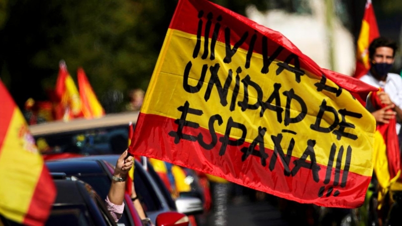 Un manifestante ondea una bandera española desde un vehículo que dice 'Viva la unidad de España' mientras la gente protesta contra el estado de emergencia organizado por el partido de extrema derecha Vox en el día nacional de España en Madrid. /Reuters