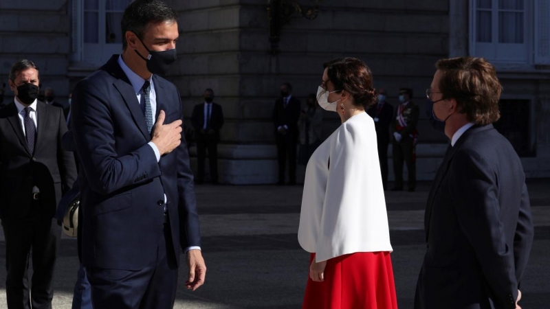 El presidente del Gobierno, Pedro Sánchez, saluda a la presidenta de la Comunidad de Madrid, Isabel Díaz Ayuso y al alcalde de la capital, José Luis Martínez-Almeida, en su llegada al acto militar. /Europa Press