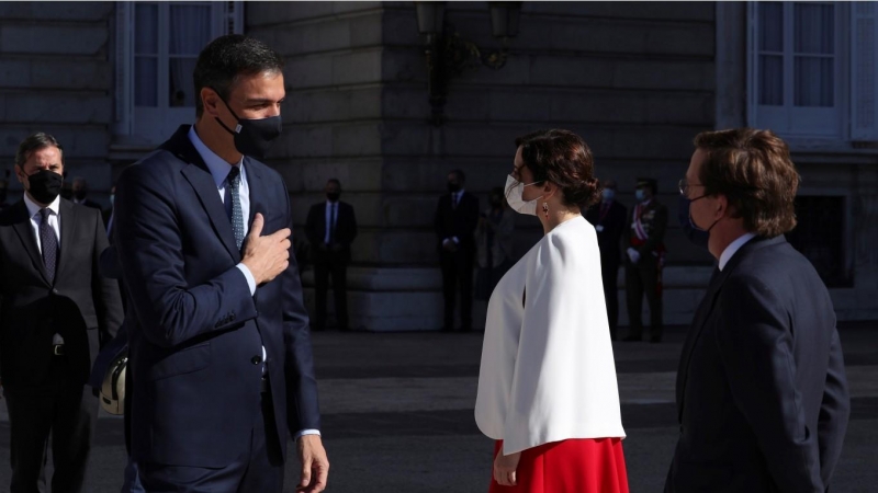 El presidente del Gobierno, Pedro Sánchez, saluda a la presidenta de la Comunidad de Madrid, Isabel Díaz Ayuso y al alcalde de la capital, José Luis Martínez-Almeida, en su llegada al acto militar. /Europa Press